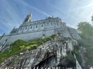 Les pèlerins de l'ensemble Saint Luc de Cambrai et La Sagesse Valenciennes sont bien arrivés à Lourdes. 7