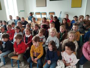 Magnifique spectacle de marionnettes (Mariska) "Les jeux du stade"... pour les enfants de l'école Saint Martin de Nomain.