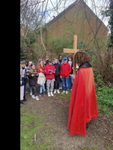 Tout comme à la messe de la Cène, plus de 70 jeunes du collège et du lycée Notre-Dame de Grâce de Maubeuge ont participé au Chemin de Croix en ce Vendredi Saint. 1