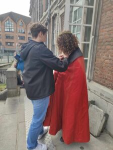 Tout comme à la messe de la Cène, plus de 70 jeunes du collège et du lycée Notre-Dame de Grâce de Maubeuge ont participé au Chemin de Croix en ce Vendredi Saint.