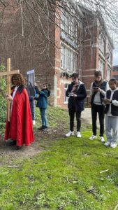 Tout comme à la messe de la Cène, plus de 70 jeunes du collège et du lycée Notre-Dame de Grâce de Maubeuge ont participé au Chemin de Croix en ce Vendredi Saint. 2
