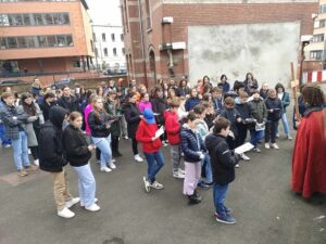 Tout comme à la messe de la Cène, plus de 70 jeunes du collège et du lycée Notre-Dame de Grâce de Maubeuge ont participé au Chemin de Croix en ce Vendredi Saint. 3