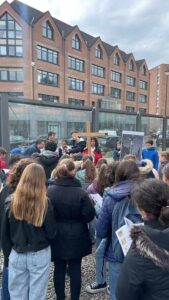 Tout comme à la messe de la Cène, plus de 70 jeunes du collège et du lycée Notre-Dame de Grâce de Maubeuge ont participé au Chemin de Croix en ce Vendredi Saint. 4