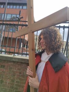 Tout comme à la messe de la Cène, plus de 70 jeunes du collège et du lycée Notre-Dame de Grâce de Maubeuge ont participé au Chemin de Croix en ce Vendredi Saint.