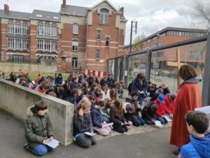 Tout comme à la messe de la Cène, plus de 70 jeunes du collège et du lycée Notre-Dame de Grâce de Maubeuge ont participé au Chemin de Croix en ce Vendredi Saint. 1