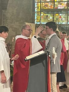 Ce samedi 25 mai, un bon groupe d'élèves du Lycée Notre Dame de Valenciennes ont reçu le sacrement de la Confirmation en l'église Saint Géry de Valenciennes. 2
