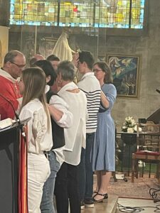 Ce samedi 25 mai, un bon groupe d'élèves du Lycée Notre Dame de Valenciennes ont reçu le sacrement de la Confirmation en l'église Saint Géry de Valenciennes. 3
