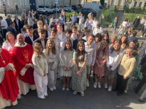 Ce samedi 25 mai, un bon groupe d'élèves du Lycée Notre Dame de Valenciennes ont reçu le sacrement de la Confirmation en l'église Saint Géry de Valenciennes. 8