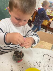 Journée plantation pour les élèves de la classe de TPS/PS de l'école Notre Dame de la Renaissance de Somain 11