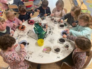 Journée plantation pour les élèves de la classe de TPS/PS de l'école Notre Dame de la Renaissance de Somain 1