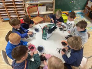 Journée plantation pour les élèves de la classe de TPS/PS de l'école Notre Dame de la Renaissance de Somain