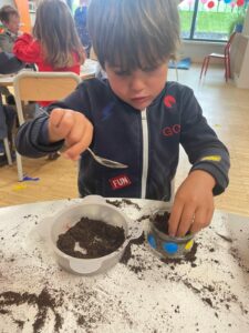 Journée plantation pour les élèves de la classe de TPS/PS de l'école Notre Dame de la Renaissance de Somain 3