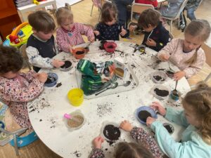 Journée plantation pour les élèves de la classe de TPS/PS de l'école Notre Dame de la Renaissance de Somain 4