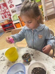 Journée plantation pour les élèves de la classe de TPS/PS de l'école Notre Dame de la Renaissance de Somain 5