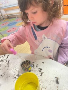 Journée plantation pour les élèves de la classe de TPS/PS de l'école Notre Dame de la Renaissance de Somain 6