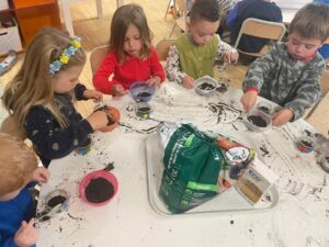 Journée plantation pour les élèves de la classe de TPS/PS de l'école Notre Dame de la Renaissance de Somain 8