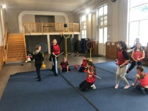 Les Cm2 de l'école de la Sainte Union de Douai ne pouvaient pas vivre un projet Harry Potter sans aborder l'activité de Quidditch. 9