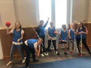 Les Cm2 de l'école de la Sainte Union de Douai ne pouvaient pas vivre un projet Harry Potter sans aborder l'activité de Quidditch. 11