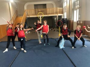 Les Cm2 de l'école de la Sainte Union de Douai ne pouvaient pas vivre un projet Harry Potter sans aborder l'activité de Quidditch. 13