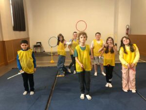 Les Cm2 de l'école de la Sainte Union de Douai ne pouvaient pas vivre un projet Harry Potter sans aborder l'activité de Quidditch. 14
