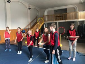 Les Cm2 de l'école de la Sainte Union de Douai ne pouvaient pas vivre un projet Harry Potter sans aborder l'activité de Quidditch. 16