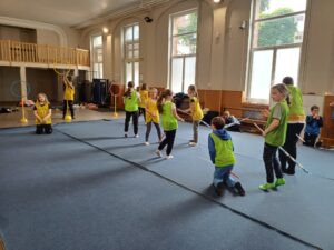 Les Cm2 de l'école de la Sainte Union de Douai ne pouvaient pas vivre un projet Harry Potter sans aborder l'activité de Quidditch. 1