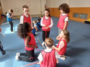 Les Cm2 de l'école de la Sainte Union de Douai ne pouvaient pas vivre un projet Harry Potter sans aborder l'activité de Quidditch. 2