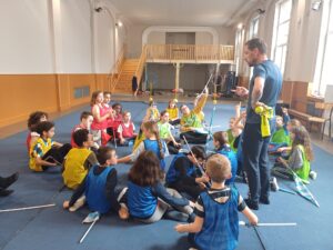 Les Cm2 de l'école de la Sainte Union de Douai ne pouvaient pas vivre un projet Harry Potter sans aborder l'activité de Quidditch.