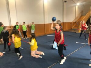 Les Cm2 de l'école de la Sainte Union de Douai ne pouvaient pas vivre un projet Harry Potter sans aborder l'activité de Quidditch. 6