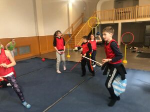 Les Cm2 de l'école de la Sainte Union de Douai ne pouvaient pas vivre un projet Harry Potter sans aborder l'activité de Quidditch. 8