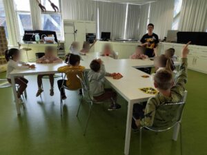 Les élèves de CP de l'école Saint Bernard de Cambrai au Labo de Cambrai. 1