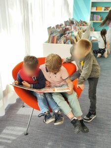 Les élèves de CP de l'école Saint Bernard de Cambrai au Labo de Cambrai. 3