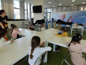 Les élèves de CP de l'école Saint Bernard de Cambrai au Labo de Cambrai. 4