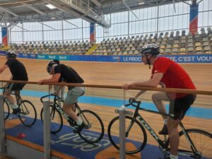 Les élèves de Terminales de l'option EPS de l'Institut d'Anchin de Pecquencourt sont allés visiter le vélodrome de Roubaix.
