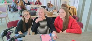 Les élèves du Lycée Hélène Boucher de SOMAIN, classe 2ASSP1 se sont rendus à Somania, afin de rendre aux résidents la biographie qu'ils avaient rédigée. 1