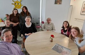 Les élèves du Lycée Hélène Boucher de SOMAIN, classe 2ASSP1 se sont rendus à Somania, afin de rendre aux résidents la biographie qu'ils avaient rédigée. 2