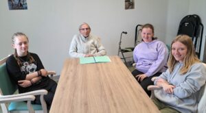 Les élèves du Lycée Hélène Boucher de SOMAIN, classe 2ASSP1 se sont rendus à Somania, afin de rendre aux résidents la biographie qu'ils avaient rédigée.