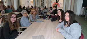 Les élèves du Lycée Hélène Boucher de SOMAIN, classe 2ASSP1 se sont rendus à Somania, afin de rendre aux résidents la biographie qu'ils avaient rédigée. 4