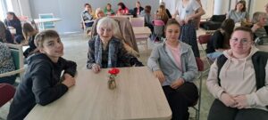 Les élèves du Lycée Hélène Boucher de SOMAIN, classe 2ASSP1 se sont rendus à Somania, afin de rendre aux résidents la biographie qu'ils avaient rédigée. 5