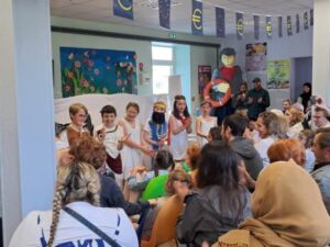 Représentation de 4 pièces de théâtre sur la mythologie grecque, par les Cm1.cm2 de l'école Saint Vincent de Paul de Douai 9