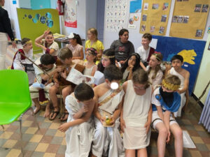 Représentation de 4 pièces de théâtre sur la mythologie grecque, par les Cm1.cm2 de l'école Saint Vincent de Paul de Douai 11