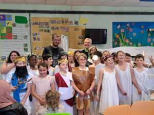 Représentation de 4 pièces de théâtre sur la mythologie grecque, par les Cm1.cm2 de l'école Saint Vincent de Paul de Douai