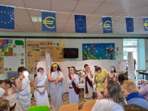 Représentation de 4 pièces de théâtre sur la mythologie grecque, par les Cm1.cm2 de l'école Saint Vincent de Paul de Douai 3