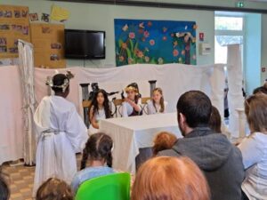 Représentation de 4 pièces de théâtre sur la mythologie grecque, par les Cm1.cm2 de l'école Saint Vincent de Paul de Douai 6