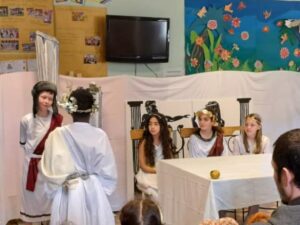 Représentation de 4 pièces de théâtre sur la mythologie grecque, par les Cm1.cm2 de l'école Saint Vincent de Paul de Douai 7